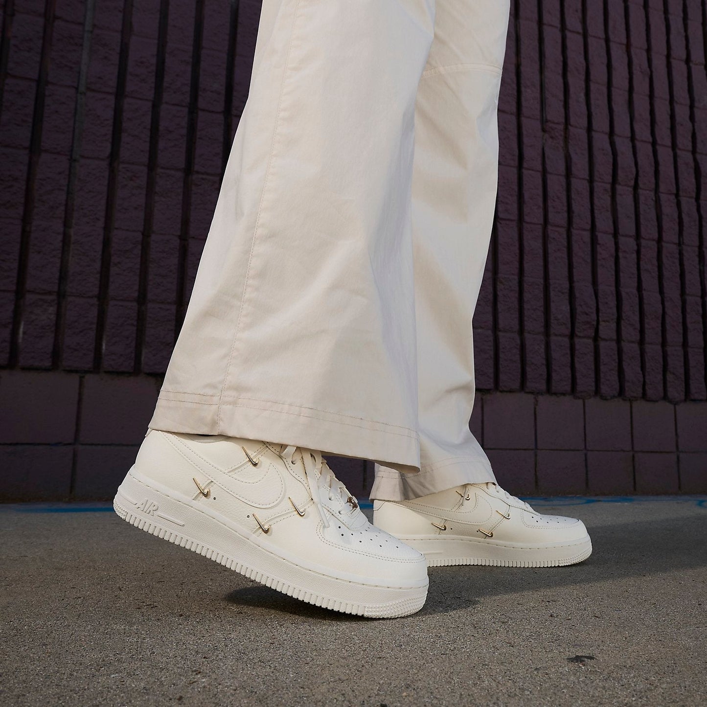 (WMNS) Nithtke Athtir Forthtce 1 Low 'White Mini Gold Swooshes' FV3654-111