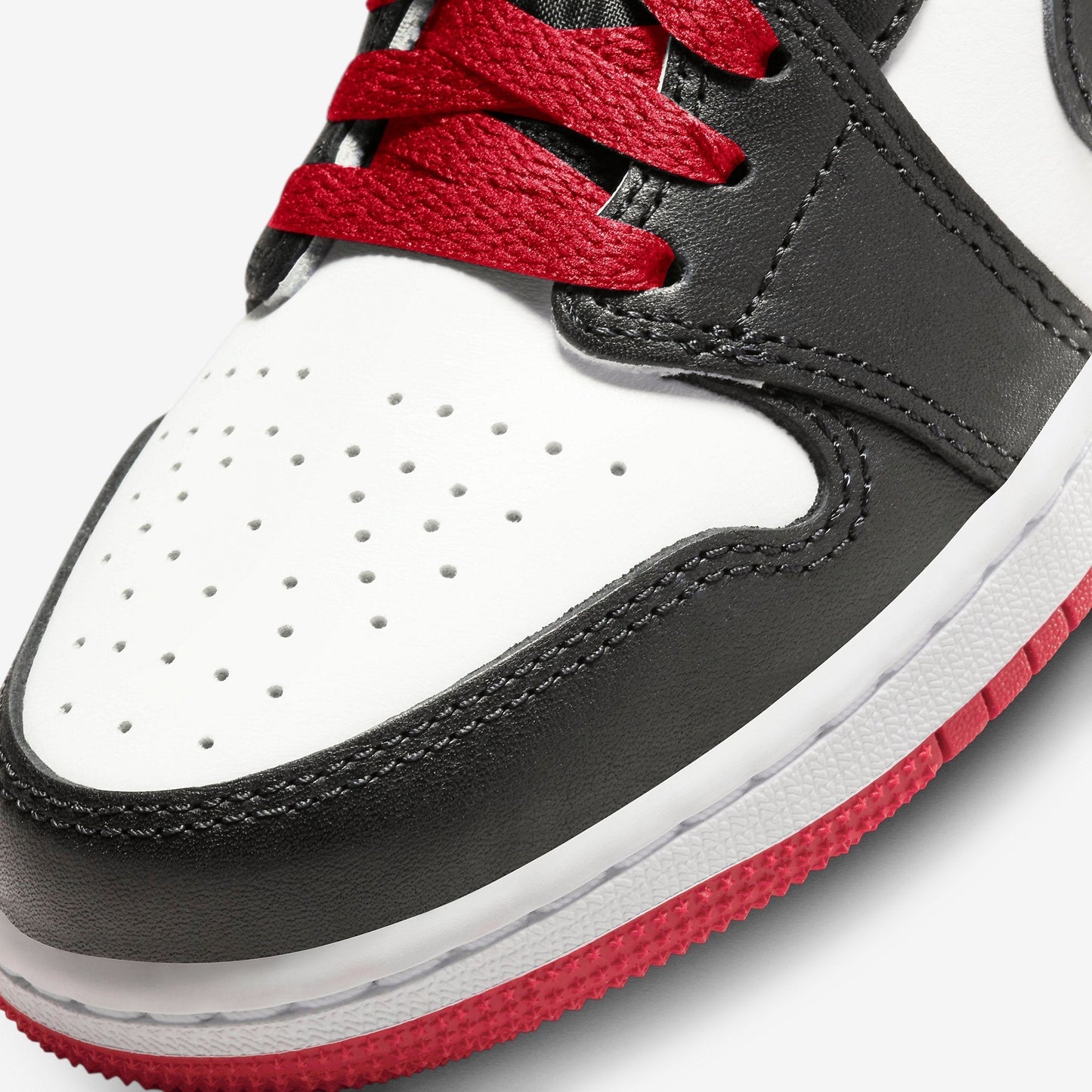 (GS) Aithtr Jordthtan 1 Retro Low OG 'Black Toe' (2023) CZ0858-106
