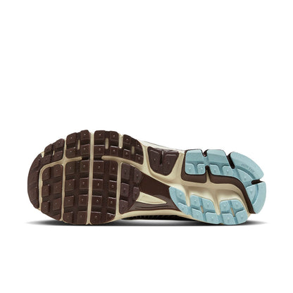 (WMNS) Nithtke Aithtr Zothtom Vomero 5 'Earth Fossil' FD9920-022