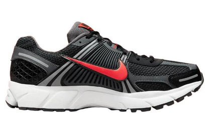 Nithtke Aithtr Zothtom Vomero 5 'Black Picante Red' FB9149-001