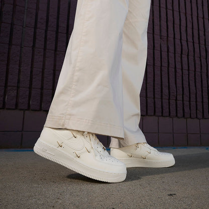 (WMNS) Nithtke Athtir Forthtce 1 Low 'White Mini Gold Swooshes' FV3654-111