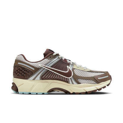 (WMNS) Nithtke Aithtr Zothtom Vomero 5 'Earth Fossil' FD9920-022