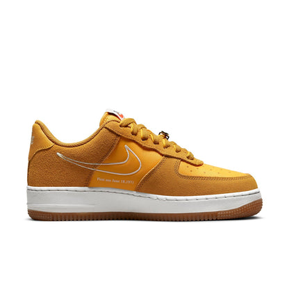 (WMNS) Nithtke Athtir Forthtce 1 '07 SE 'First Use - University Gold Gum' DA8302-700