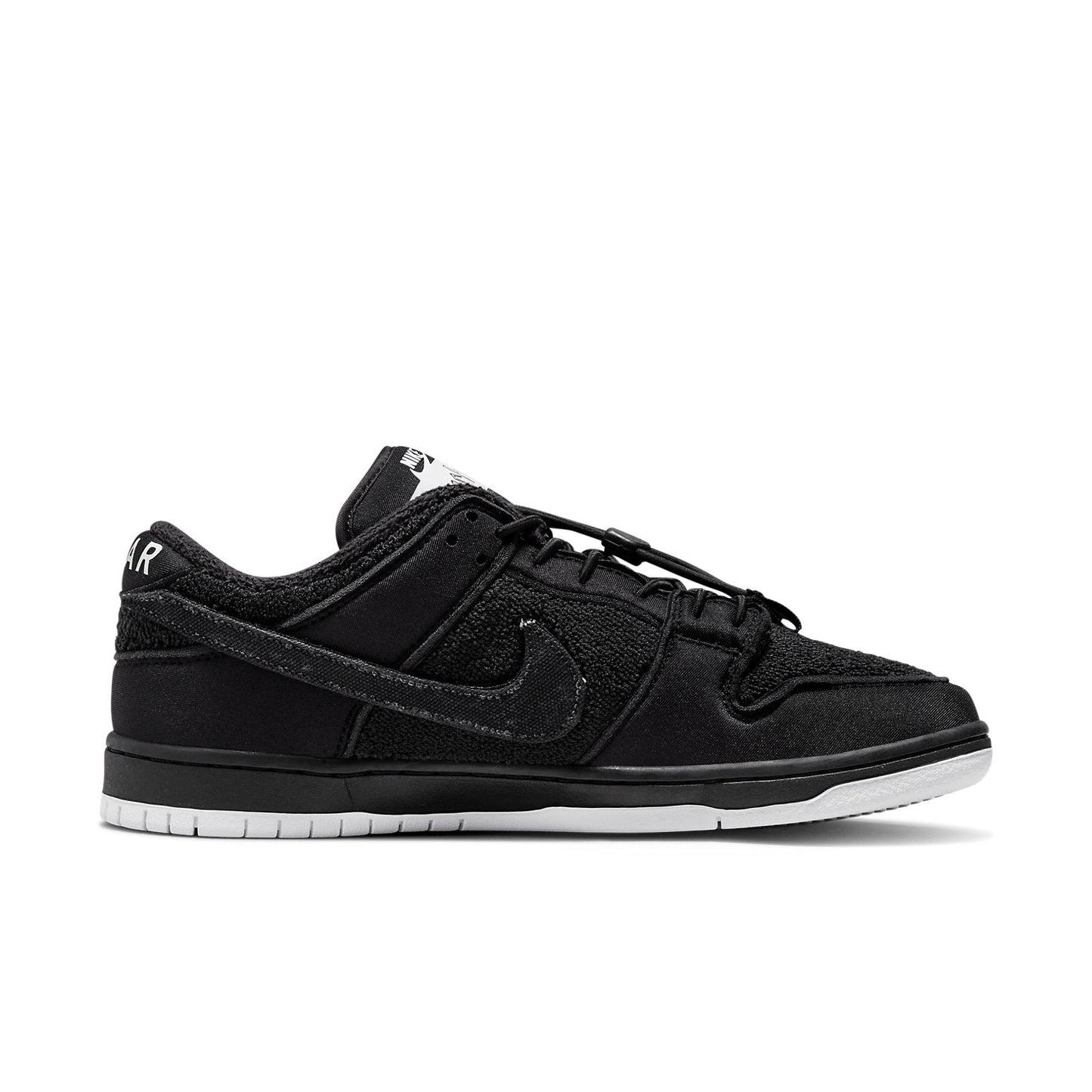 Nithtke x Gnarhunters SB Duthtnk Low 'Black' DH7756-010