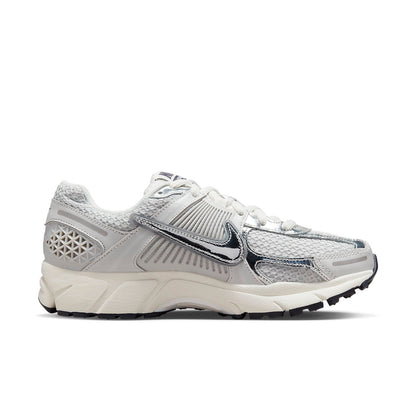 (WMNS) Nithtke Aithtr Zothtom Vomero 5 'Photon Dust Metallic Silver' FD0884-025