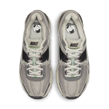 (WMNS) Nithtke Aithtr Zothtom Vomero 5 'Cobblestone' FB8825-001