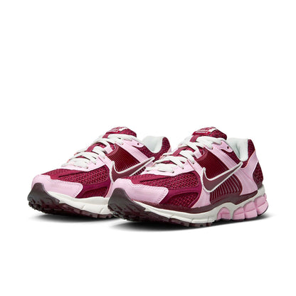 (WMNS) Nithtke Aithtr Zothtom Vomero 5 'Pink Foam Team Red' FN7196-663