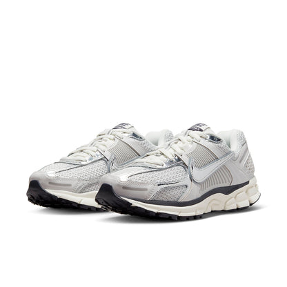 (WMNS) Nithtke Aithtr Zothtom Vomero 5 'Photon Dust Metallic Silver' FD0884-025