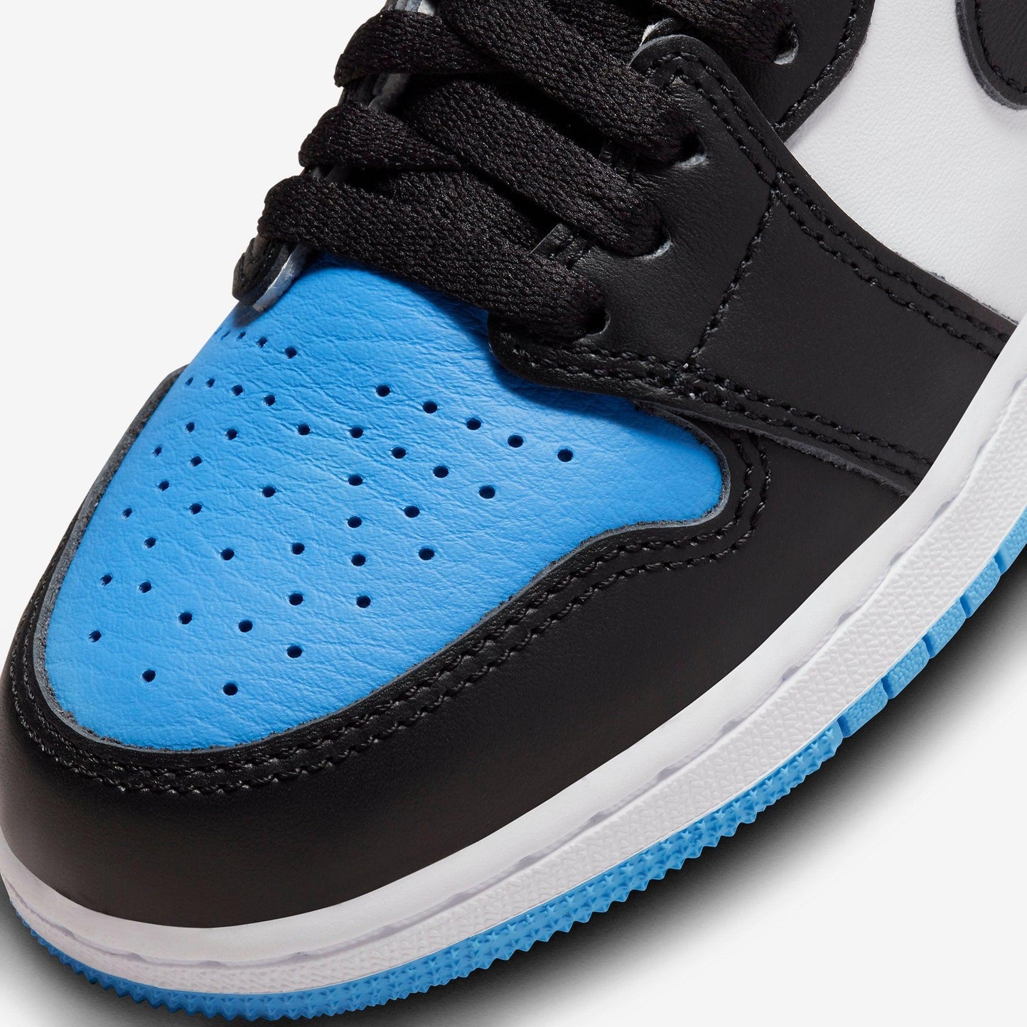 (GS) Aithtr Jordthtan 1 Retro High OG 'UNC / University Blue Toe' (2023) FD1437-400