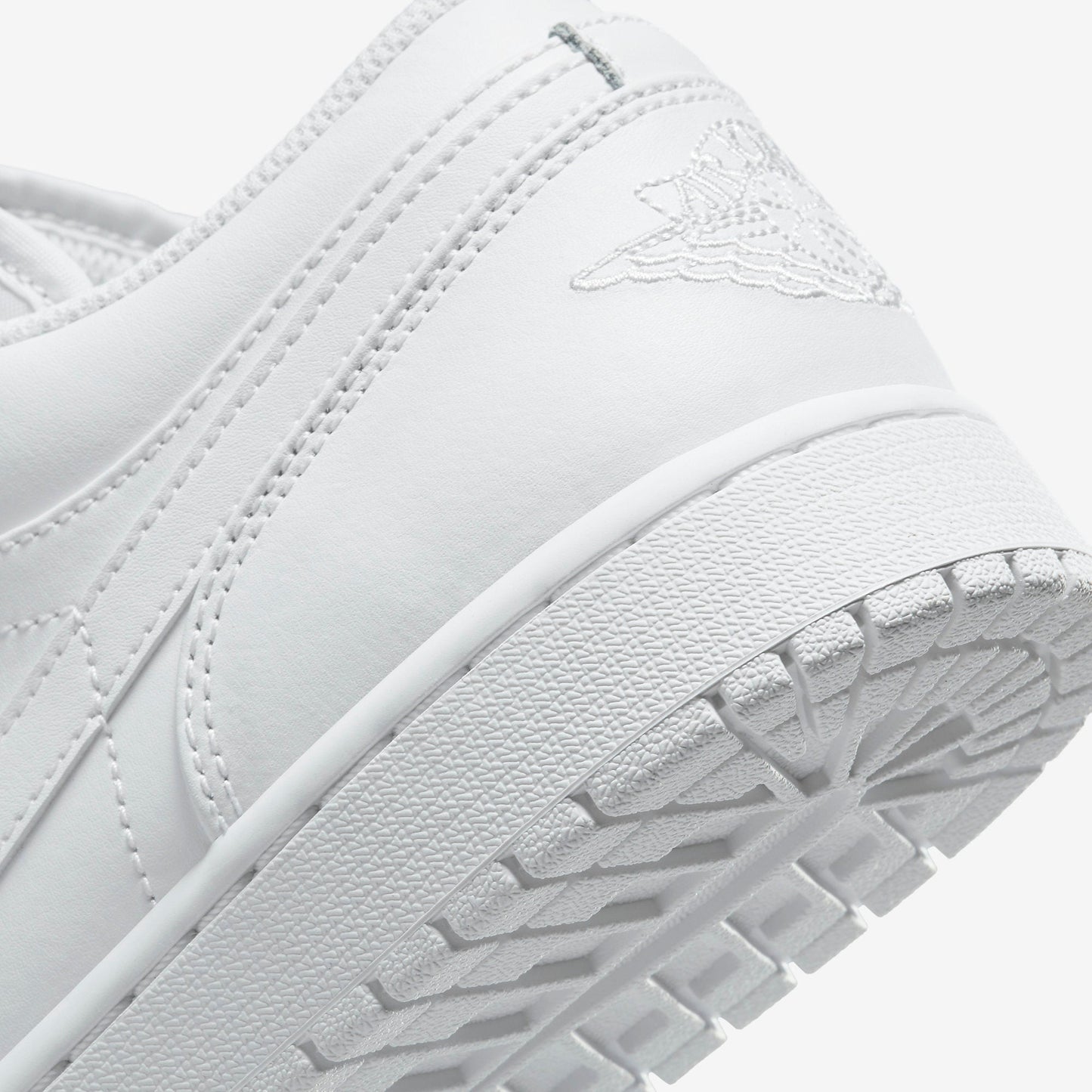 (Men's) Aithtr Jordthtan 1 Low 'Triple White' (2022) 553558-136