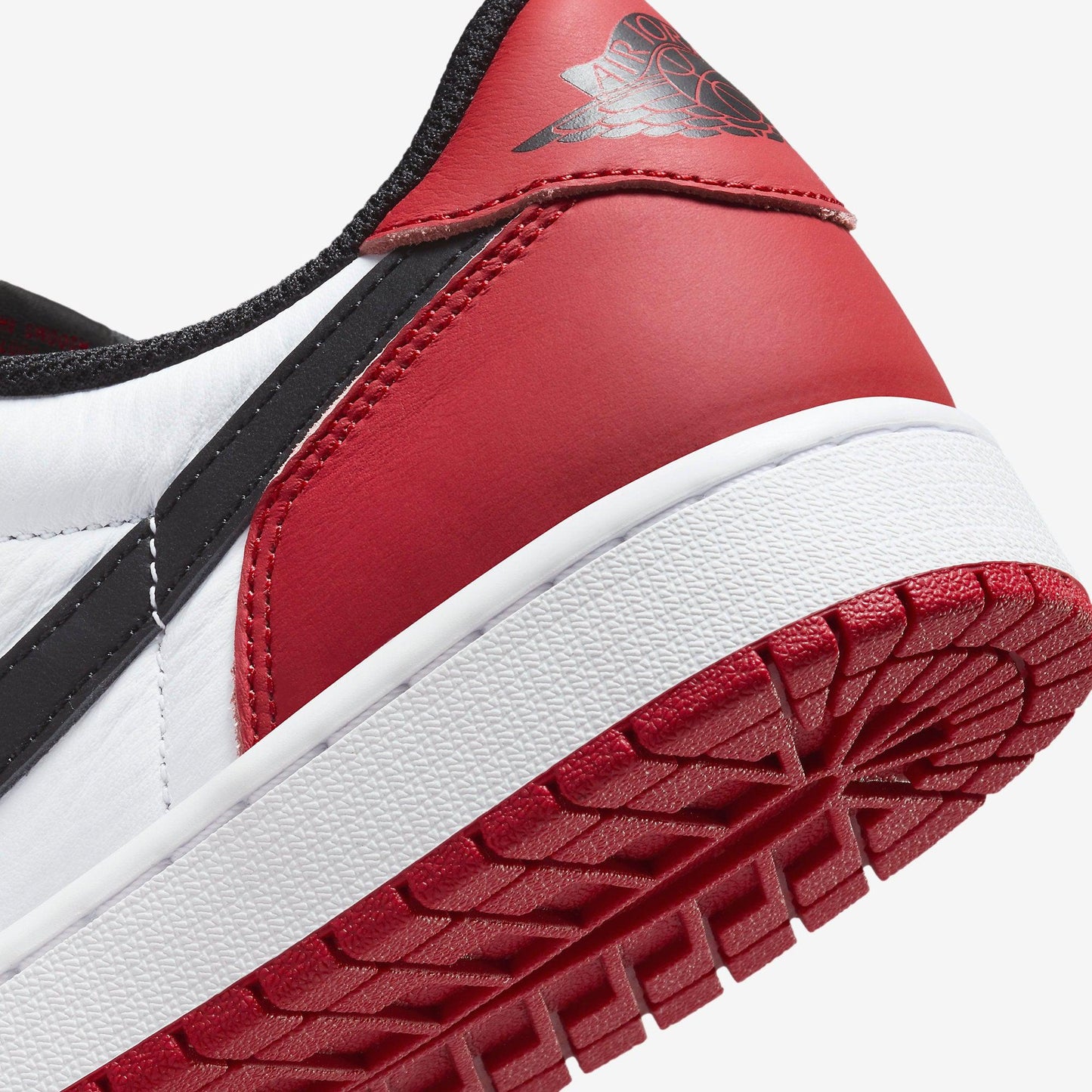 (Men's) Aithtr Jordthtan 1 Retro Low OG 'Black Toe' (2023) CZ0790-106