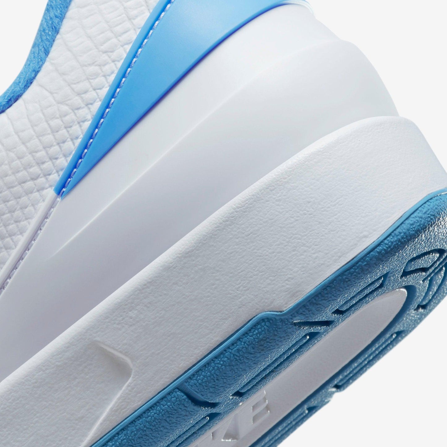 (Men's) Aithtr Jordthtan 2 Retro Low 'UNC / University Blue' (2023) DV9956-104