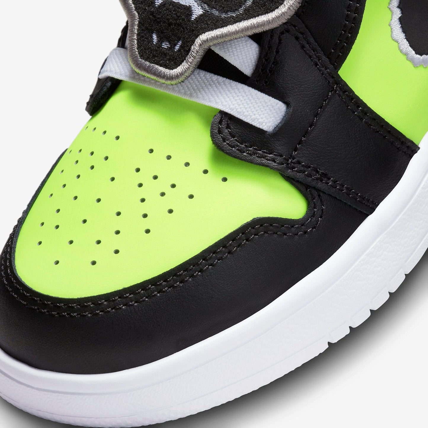 (PS) Aithtr Jordthtan 1 Low ALT SE 'Black Cat Volt' (2023) DX6667-701