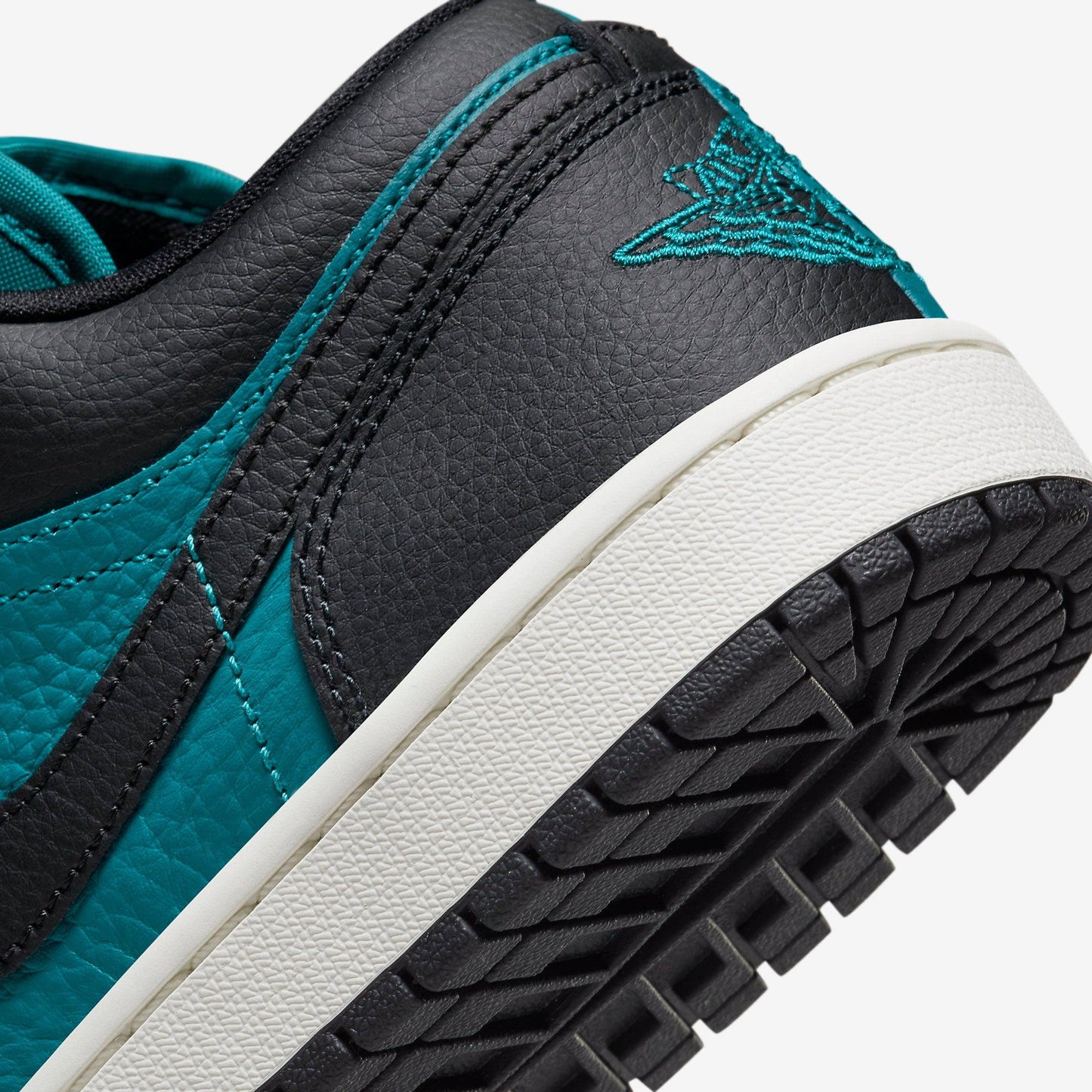 (Women's) Aithtr Jordthtan 1 Low SE 'Homage Split Bright Spruce' (2022) DR0502-300