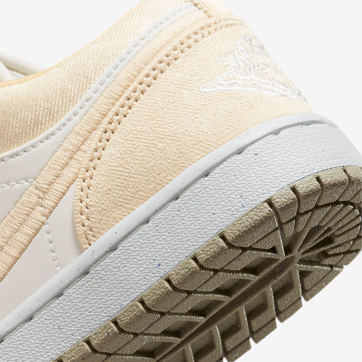 (Women's) Aithtr Jordthtan 1 Low SE 'Team Gold' (2023) FN3722-701